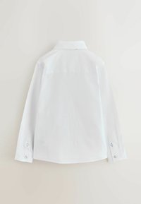 Weißes Langarmhemd mit klassischem Kragen, Knopfmanschetten und glatter Textur. Auf der Rückseite befindet sich ein Rückenteil mit einer feinen Naht.