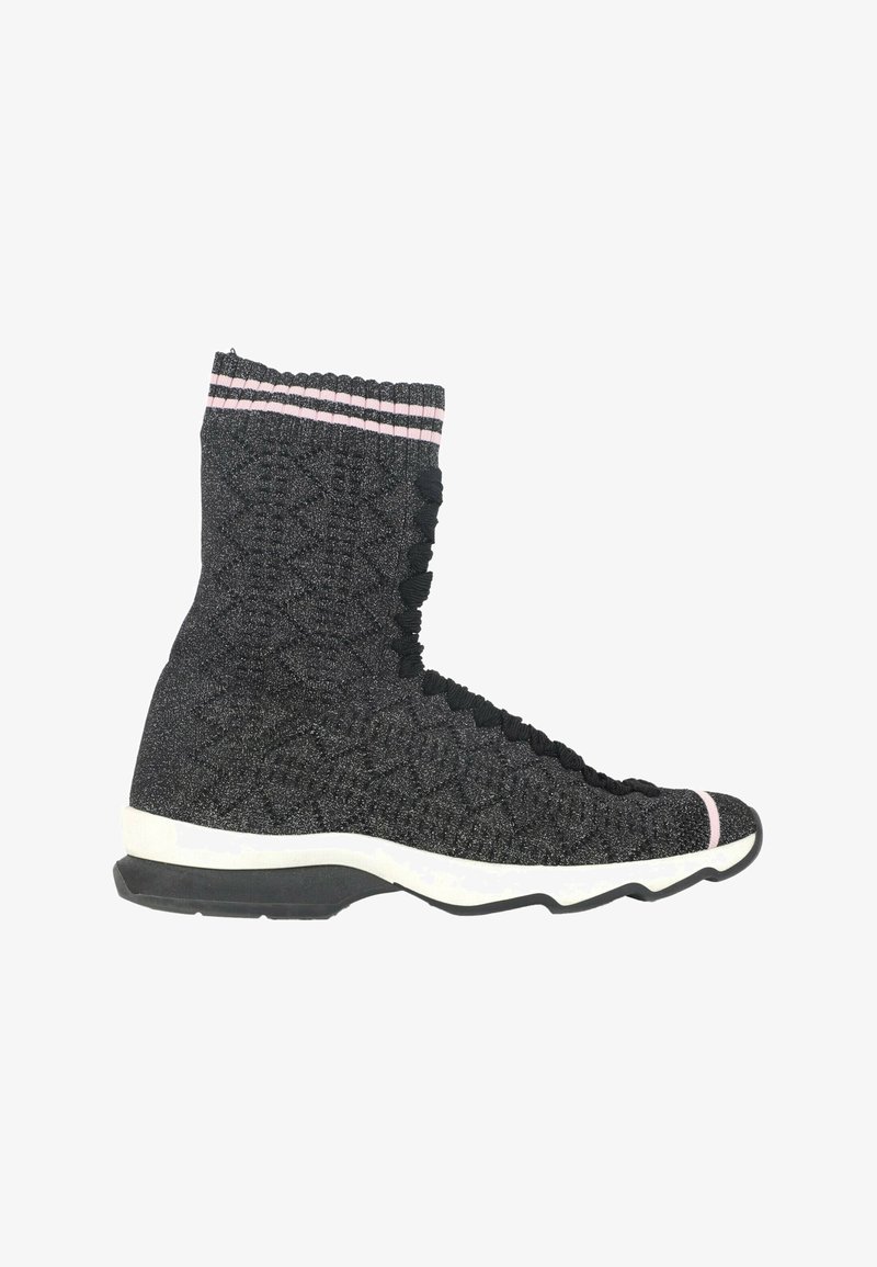 Baskets montantes en maille noire avec des rayures roses sur le bord et le bout, semelle intermédiaire blanche et semelle extérieure noire avec motif de bande de roulement en zigzag.
