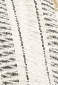 Linenstoff mit einer cremigen Basis und grauen Streifenmustern, der ein strukturiertes Gewebe und ein dezentes Rautendesign aufweist.