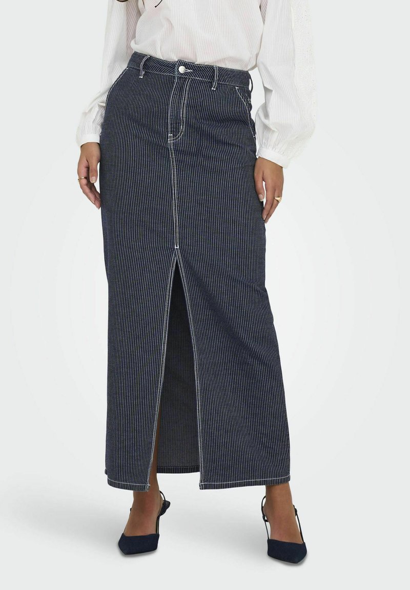 Gonna maxi in denim blu scuro con righe bianche. Presenta uno spacco frontale, chiusura con bottoni e dettagli di cucitura. Tessuto liscio e testurizzato.