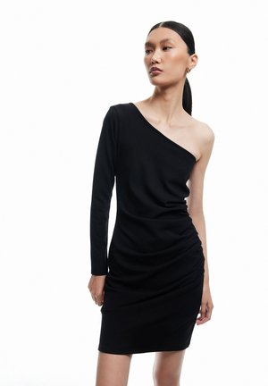 Schwarzes One-Shoulder-Kleid mit langem Arm, gerafftem Stoff auf einer Seite, figurbetontem Schnitt, glatter Qualität und minimalistischem Design.