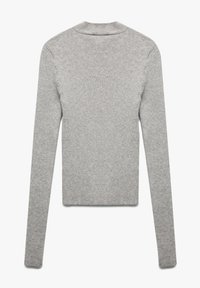 Grauer gerippter Pullover mit langen Ärmeln, passgenauem Design und Rundhalsausschnitt, hergestellt aus einem weichen, leicht strukturierten Strickmaterial.