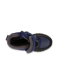 Niebieski ocieplany boots z teksturowaną czarną gumową podeszwą, podszyciem z polaru, bocznym zamkiem błyskawicznym oraz regulowanym paskiem zapewniającym pewne dopasowanie.