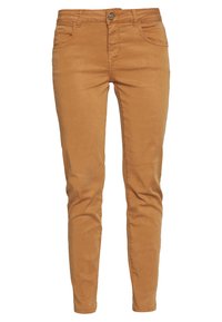 Pantalon en coton couleur beige, coupe slim, texture lisse, cinq poches et fermeture à bouton unique à la taille. Détails de couture minimalistes.