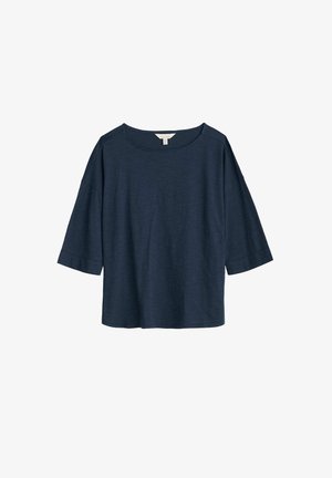 Top bleu marin, cu mâneci scurte, cu un decolteu larg și o croială lejeră. Fabri cat dintr-un material texturat, cu umeri căzuți și tiv drept.