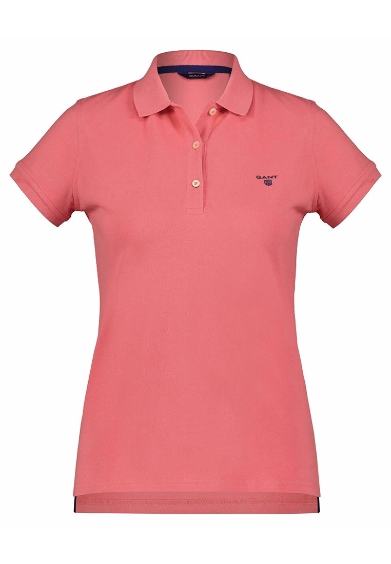 Polo à manches courtes rose corail avec col, deux boutons et petit logo foncé sur la poitrine gauche.