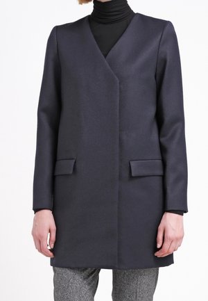Manteau en mélange de laine bleu marine, design en v, manches longues, poches frontales à rabat, texture lisse et silhouette droite.