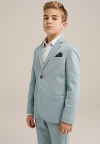 Svetlo modra obleka z ozkim krojem, ki vključuje enojno zapenjanje, ovratniki v stilu notch in vzorčasto žepno rutico. Gladka tekstura.