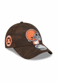 Braune, gemusterte Baseballmütze mit einem orangefarbenen Football-Helm-Logo und einem runden Patch mit "Cleveland Browns" und "AFC" an der Seite.
