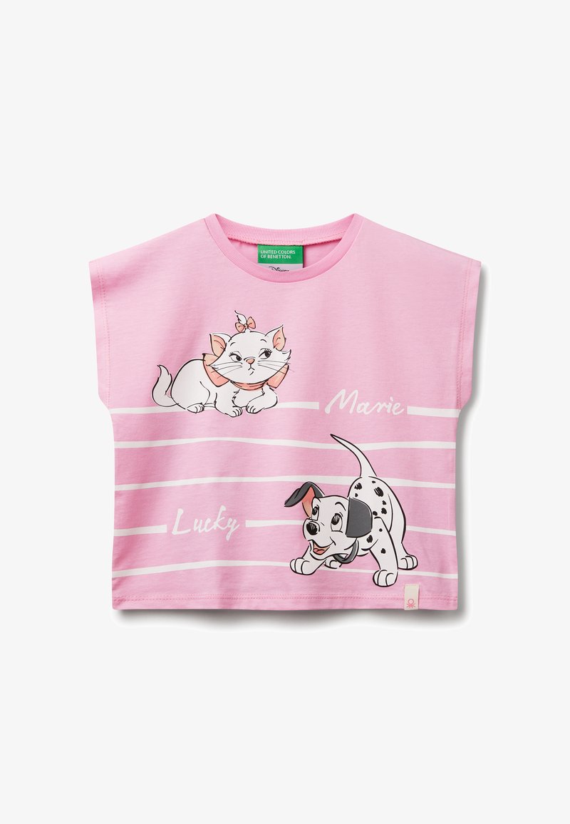 Růžové tričko s krátkým rukávem, na kterém jsou karikatury kočky a psa označené "Marie" a "Lucky", s bílými pruhovanými akcenty.