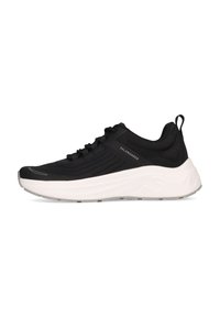 Schwarze Sportschuhe mit strukturiertem Obermaterial, weißer Sohle und markentypischer Kennzeichnung. Mit gepolsterter Sohle und Zuglasche an der Ferse.
