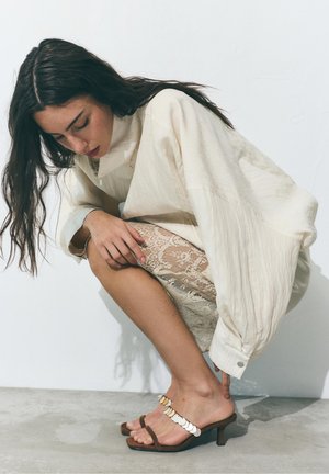 PULL&BEAR, HIGH-HEEL SANDALS - Natikače - brown