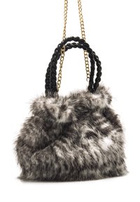 Sac à main en fausse fourrure grise avec un motif texturé et rayé. Équipé de poignées noires tressées et d'une bandoulière en chaîne métallique dorée.