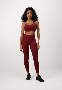 ICANIWILL DEFINE SEAMLESS BRA - Sportmelltartó könnyű sportoláshoz - burgundy