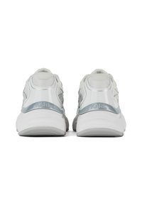 Zapatos deportivos blancos con parte superior de malla, acabado brillante y acentos grises, con cuellos acolchados y suelas de goma para una buena tracción.