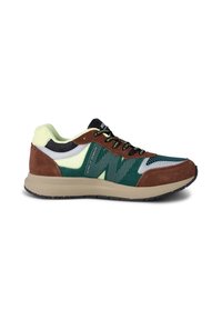 Gröna mocka- och nät-sneakers med bruna och ljusgröna accenter. Har en krökt silhuett och mönstrade nätpaneler. Svarta snörningsfästen.