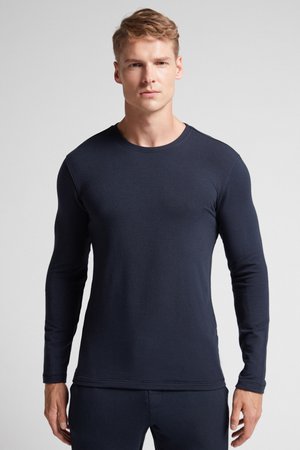 Chemise à manches longues bleu marine en tissu extensible, avec un col rond, un design ajusté et une texture lisse. Style minimaliste sans motifs.