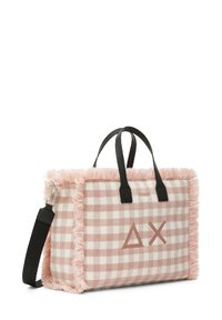 Borsa in tessuto a scacchi rosa e bianco con un soffice bordo rosa, manici in pelle nera e una tracolla nera rimovibile. Presenta un logo al centro.