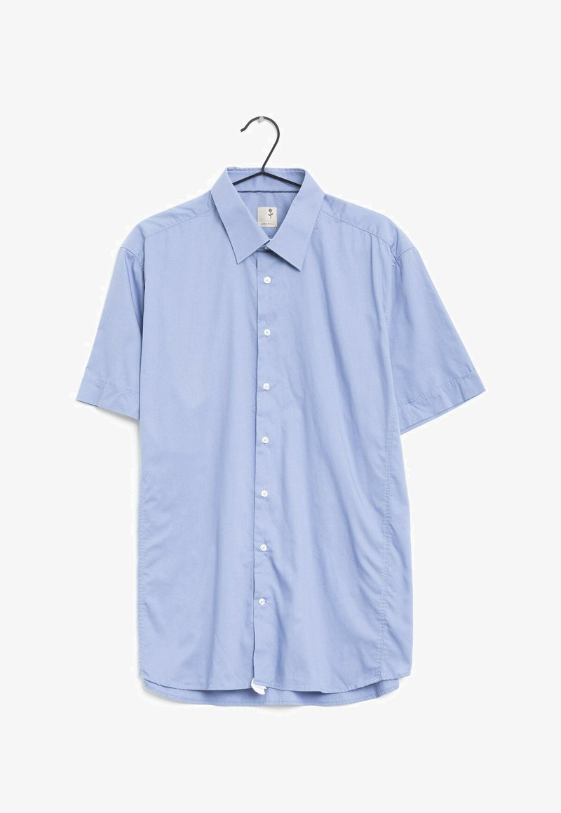 Chemise courte à manches bleu clair avec un col pointu, un design à boutons sur le devant et une texture lisse. Suspendue à un crochet noir.