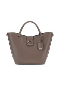 Bolso tote de cuero sintético marrón con forma estructurada, asas dobles y una placa de logo plateada. Cuenta con un charm desmontable con detalles en metálico.