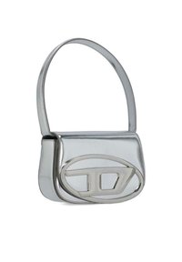 Borsa a spalla in metallo argentato con una forma curva, dotata di un ampio logo ovale in evidenza. Texture liscia e sottile tracolla elegante.