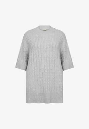 Világosszürke kötött pulóver rövid ujjal, textúrált kábelmintával és bordás szegéllyel. Kerek nyakú és laza fazonú.