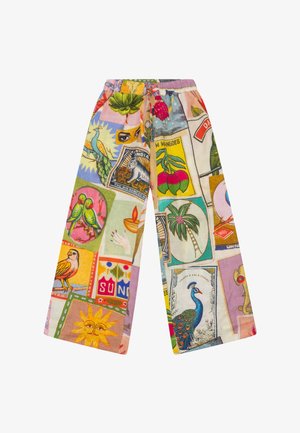 Losse, wijde broek met kleurrijke patchwork met pauwen, vogels, zon, palmboom, mango's en diverse geïllustreerde motieven op een lichte achtergrond.