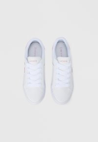 Άσπρα αθλητικά παπούτσια με λείο συνθετικό υλικό, στρογγυλή μύτη και επίπεδα κορδόνια. Διαθέτουν ροζ λογότυπα στη πλευρά και στη γλώσσα.