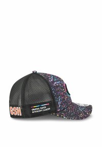 Baseballmütze mit einem mehrfarbenen gepunkteten Design auf der Vorderseite, schwarzem Netzrücken, gebogenem Schirm und gesticktem Branding an den Seiten.
