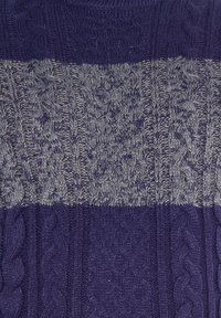 Maglione lavorato a maglia con la parte superiore di un viola scuro e il medio grigio chiaro testurizzato, con motivi a trecce e parte bassa di un viola scuro.