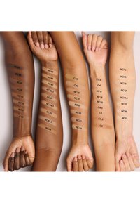 MAC STUDIO FIX POWDER PLUS FOUNDATION - Fond de teint - nc12
