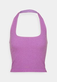 Top corto de halter púrpura hecho de una tela de punto texturizada, con un escote cuadrado y una silueta ajustada. Detalles sutiles de brillo.