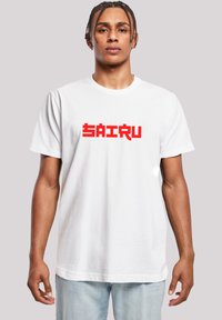 Weißes Baumwoll-T-Shirt mit kurzen Ärmeln, das auf der Vorderseite einen auffälligen roten Grafikschriftzug "SAIRU" in einer blockartigen Schriftart zeigt.