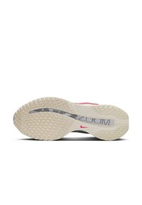 Semelle extérieure blanche avec un motif texturé, accents gris et un logo Nike rouge ; présente un branding "ZOOM" visible et une rainure centrale pour la flexibilité.