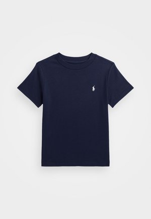 T-paita tummansinisestä puuvillasta, jossa on lyhyet hihat, pyöreä kaula-aukko ja vasemmassa rinnassa valkoinen brodeerattu logo hevosesta ja ratsastajasta.