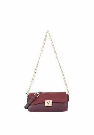 Pequeño bolso burdeos de hombro con cadena de oro, solapa de ante y cierre cuadrado de oro con la letra V grabada.