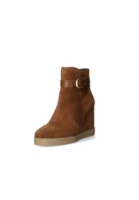 Stivaletto alla caviglia in suede marrone con tacco a zeppa, punta arrotondata, dettaglio con fibbia laterale e suola in gomma, caratterizzato da una texture liscia e un design snello.