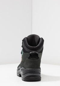 Schwarzer Wanderschuh mit Obermaterial aus Wildleder, Mesh-Futter, gepolstertem Kragen und Gummisohle. Verfügt über einen seitlichen Reißverschluss und "Renegade"-Branding auf der Rückseite.