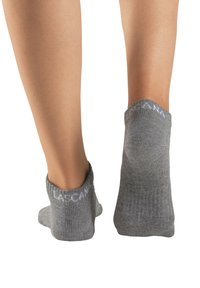 Graue Knöchelsocken aus einem weichen Material, mit einem gerippten Muster, umgeschlagenem Bündchen und einem weißen Logo-Detail auf der Rückseite.