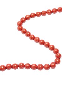 Czerwona naszyjnik z koralików ozdobionych lśniącymi, okrągłymi koralikami o jednolitym rozmiarze nawleczonym razem. Wzór jest prosty, a tekstura gładka.