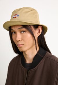 Unselected, beige