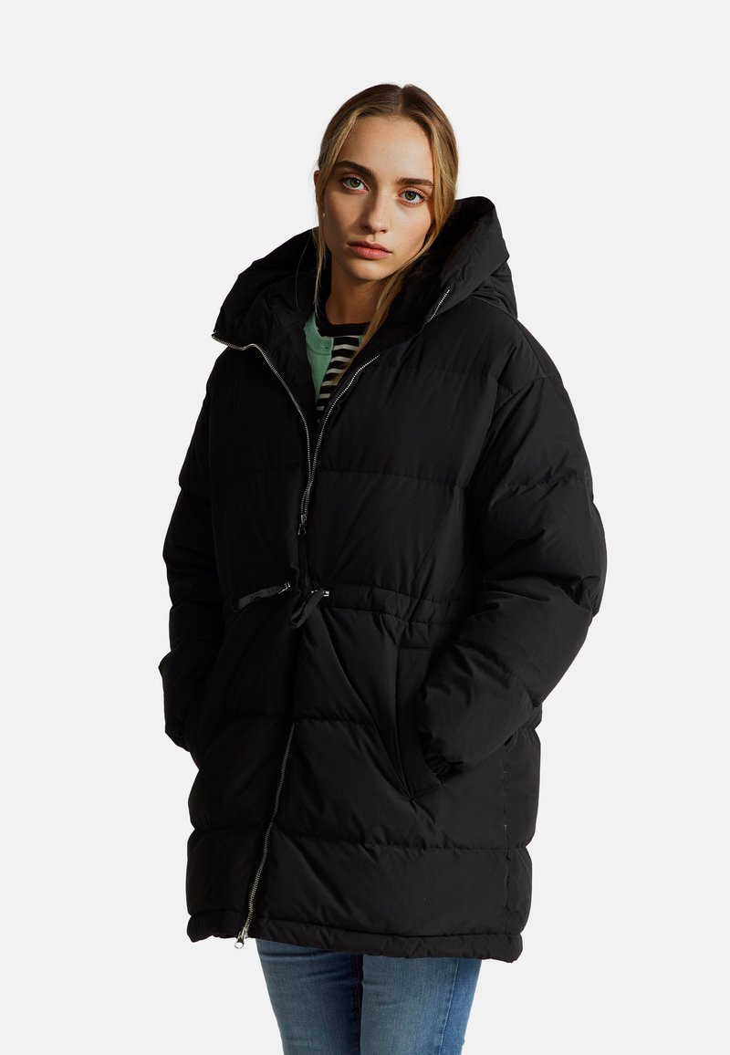 Černý péřový kabát s kapucí, který má zipový přední díl, elastický stažitelný pas a boční kapsy. Polstrovaný design poskytuje teplo.