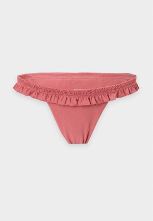 Bas de bikini rose poudré à coupe basse, orné d'un volant à la taille et réalisé dans un tissu lisse, présenté sur fond blanc uni.