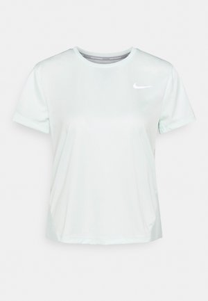 T-shirt de running Nike blanc à manches courtes avec col rond et petit logo Nike swoosh sur le haut gauche de la poitrine.