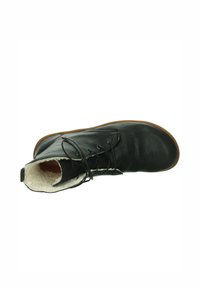 Schwarze Leder Stiefeletten mit einer weichen cremefarbenen Fütterung, runden Zehen, Schnürdesign und einer braunen Gummisohle.