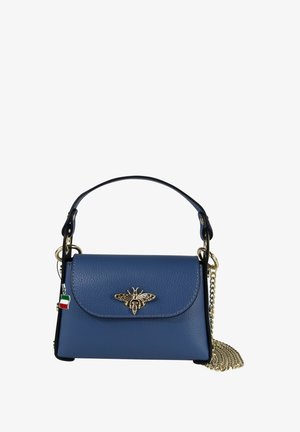Blauwe leren handtas met een voorklep, gouden bijenornament en kettingriem. Heeft een kleine Italiaanse vlag die aan de zijkant hangt.