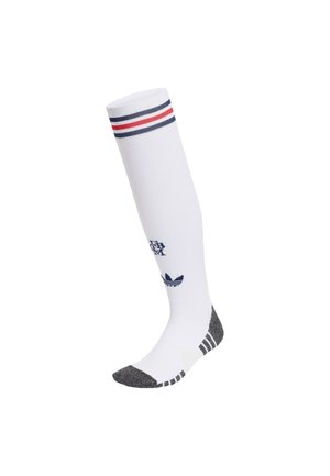Biała skarpeta do kolan z czerwono-niebieskimi paskami na górze, ciemnoszarymi palcami i piętą oraz logo Adidas z napisem na łydce.
