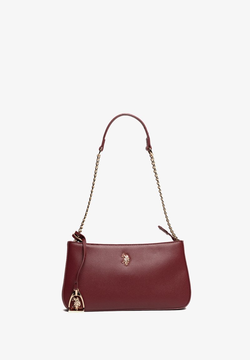 Bolso de mano de piel burdeos con una textura suave, asa de cadena dorada y un emblema decorativo. Presenta un diseño estructurado y cierre con cremallera.