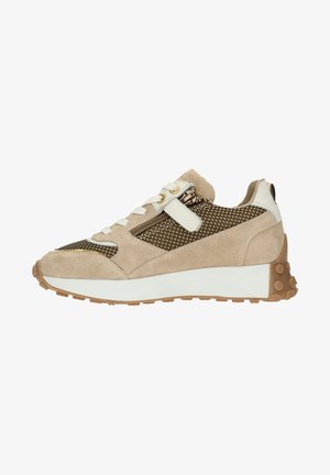 Beige suède sneakers met gaaspanelen, witte accenten en een stevige rubberen zool. Voorzien van een zijrits en contrasterende texturen.