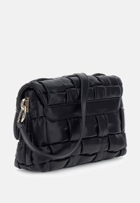 Borsa a tracolla nera imbottita realizzata in materiale liscio, con una texture intrecciata, chiusura con zip e tracolla regolabile.